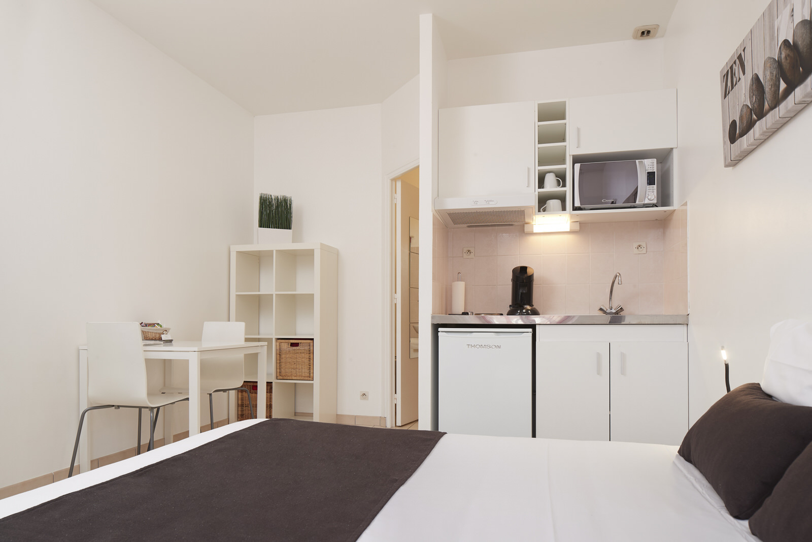 Interieur lit salle sejour studio appart hotel ancenis